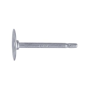 Peut inclure: Une tige d'oreille en argent avec un disque plat et rond à l'extrémité. La tige est marquée "925".