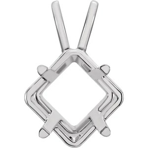 Puede incluir: Un engaste de colgante de plata para una piedra preciosa de forma cuadrada. El engaste presenta un diseño delicado e intrincado con un acabado liso y pulido.