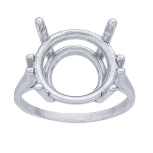 Pode incluir: Uma cravação de anel prateado com um centro redondo e quatro garras. O anel tem uma banda simples e é projetado para segurar uma pedra preciosa. A cravação é feita de metal brilhante.