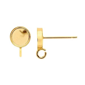 Peut inclure: Fermoirs de boucles d'oreilles dorés avec un serti rond et un anneau de jonction. Les fermoirs sont conçus pour tenir une pierre en cabochon.