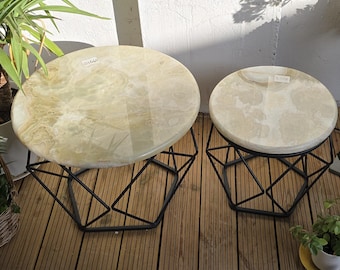 Conjunto de 2 mesas de centro em pedra natural Golden Green Onyx, com encaixe perfeito.