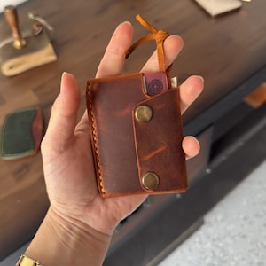 Cartera personalizada, cartera de cuero con broche, tarjetero minimalista, monedero artesanal, monedero rústico pequeño, regalo para el Día del Padre.