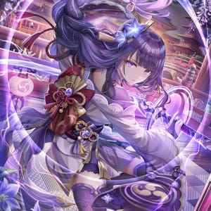 Può includere: Un personaggio anime con i capelli viola, vestito con un abito bianco e viola, che tiene una spada ed è circondato da un cerchio magico viola. Indossa una fascia rosso e oro e un fiore viola nei capelli.