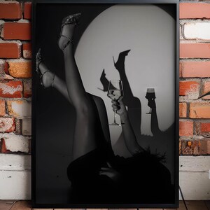 ワインを飲む女性のポスター、白黒の壁アート、フェミニンなバーカートの装飾、ファッション写真プリント、官能的な寝室のキャンバス
