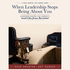 Pode incluir: Uma capa de livro intitulada When Leadership Stops Being About You, An Independent Behavioral Study Companion to Lead Like Jesus Revisited. Mostra uma cadeira de couro azul-escura com chaves de latão e etiquetas penduradas.