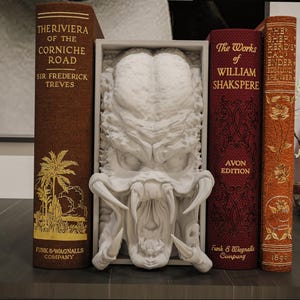 Predator Book Nook- Fantasy Sci-Fi 3D Printed Bookend Unique Gift Holiday Birthday Special Occasions Decor