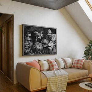 Puede incluir: Una impresi&oacute;n en blanco y negro enmarcada de un grupo de criaturas parecidas a marionetas cuelga sobre un sof&aacute; beige con cojines estampados. La habitaci&oacute;n tiene un dise&ntilde;o moderno con pisos de madera y una paleta de colores neutros.