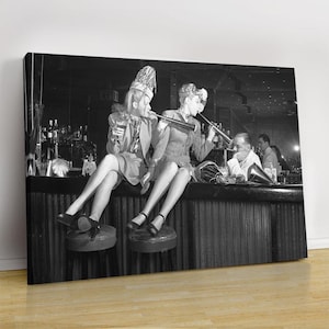 Vrouwen plezier aan de bar muurkunst, zwart-wit print, twee vrienden vintage poster, alcoholkunst, barwagen print, retro wanddecoratie jaren 50