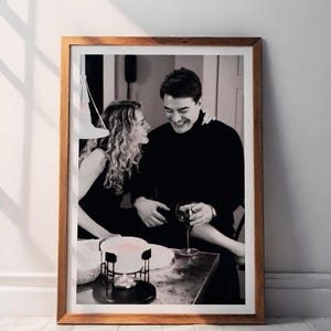 Carrie and Mr Big Paar Druck, romantisches Geschenk, schwarz und weiß, Vintage Fotografie, Weinbar Wandkunst, Wand-Dekor, Komödie Wandkunst