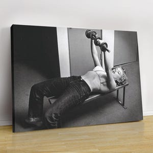 Poster di Marilyn in palestra che si allena con i bilancieri, stampa di Marilyn Monroe, Marilyn che solleva pesi in bianco e nero, vecchia celebrità, amante del fitness