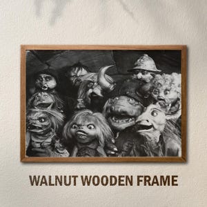Puede incluir: Impresi&oacute;n en blanco y negro enmarcada que presenta un grupo de criaturas fant&aacute;sticas con diversas expresiones. El marco es de madera de nogal, a&ntilde;adiendo calidez. El texto "WALNUT WOODEN FRAME" est&aacute; en la parte inferior.