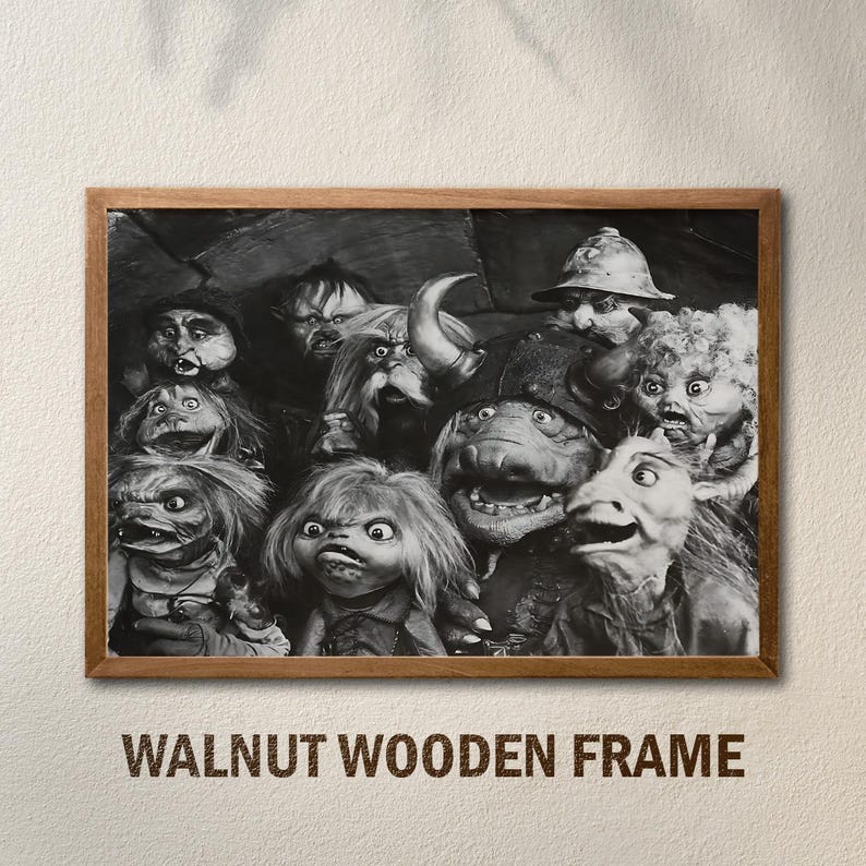 Puede incluir: Impresi&oacute;n en blanco y negro enmarcada que presenta un grupo de criaturas fant&aacute;sticas con diversas expresiones. El marco es de madera de nogal, a&ntilde;adiendo calidez. El texto "WALNUT WOODEN FRAME" est&aacute; en la parte inferior.