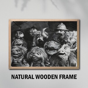 Puede incluir: Impresi&oacute;n en blanco y negro enmarcada con un grupo de personajes de marionetas fant&aacute;sticas con diversas expresiones. La impresi&oacute;n est&aacute; en un marco de madera natural. El texto "NATURAL WOODEN FRAME" est&aacute; impreso en la parte inferior del marco.