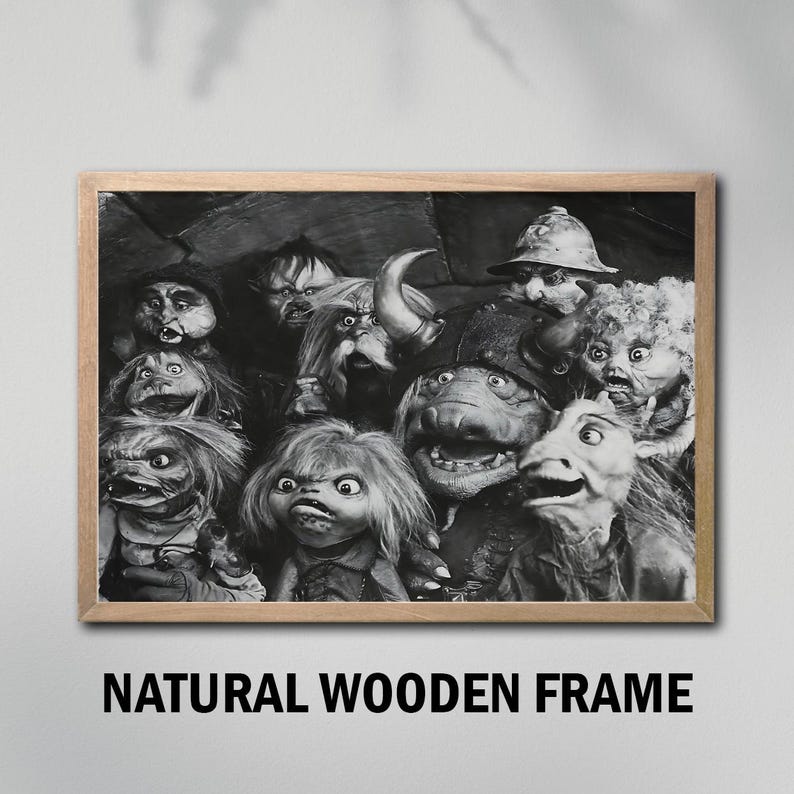 Puede incluir: Impresi&oacute;n en blanco y negro enmarcada con un grupo de personajes de marionetas fant&aacute;sticas con diversas expresiones. La impresi&oacute;n est&aacute; en un marco de madera natural. El texto "NATURAL WOODEN FRAME" est&aacute; impreso en la parte inferior del marco.
