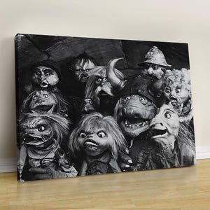 Puede incluir: Impresi&oacute;n en lienzo en blanco y negro que presenta un grupo de criaturas fant&aacute;sticas con rasgos exagerados. Las criaturas tienen expresiones y texturas variadas, creando una est&eacute;tica caprichosa y ligeramente inquietante. La obra de arte est&aacute; montada en un marco de madera.