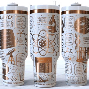 Könnte beinhalten: Weißer isolierter Becher mit Griff, mit einem kupferfarbenen Design zum Thema Wissenschaft. Das Design umfasst wissenschaftliche Illustrationen, Text und Zitate. Der Becher hat einen weißen Deckel und Griff und ist etwa 23 cm hoch.