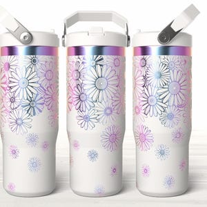 Pu&ograve; includere: Tre bicchieri isolati bianchi con un design floreale a margherita. Le margherite sono delineate in nero con un gradiente di blu, viola e rosa. Ogni bicchiere ha un coperchio e un manico bianchi e una fascia metallica.