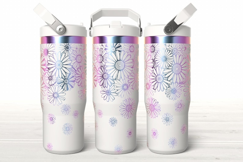 Pu&ograve; includere: Tre bicchieri isolati bianchi con un design floreale a margherita. Le margherite sono delineate in nero con un gradiente di blu, viola e rosa. Ogni bicchiere ha un coperchio e un manico bianchi e una fascia metallica.