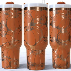 Puede incluir: Tres vasos térmicos naranjas con diseño de calabaza. Cada vaso tiene un asa, una tapa blanca y una banda color cobre. El diseño de la calabaza es de color naranja oscuro. Los vasos son para bebidas.