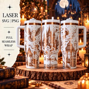 Puede incluir: Tres vasos blancos con asas que presentan ilustraciones de color cobre de un búho, un castillo, una luna, linternas, gafas y un libro abierto. El texto LASER SVG | PNG FULL SEAMLESS WRAP es visible en el lado izquierdo de la imagen.