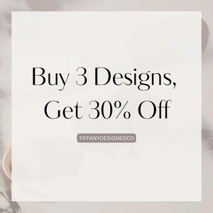 Pu&ograve; includere: Grafica quadrata bianca con testo nero: "Buy 3 Designs, Get 30% Off." La grafica include anche il testo "TIFFANYDESIGNEDCO" in un carattere pi&ugrave; piccolo.
