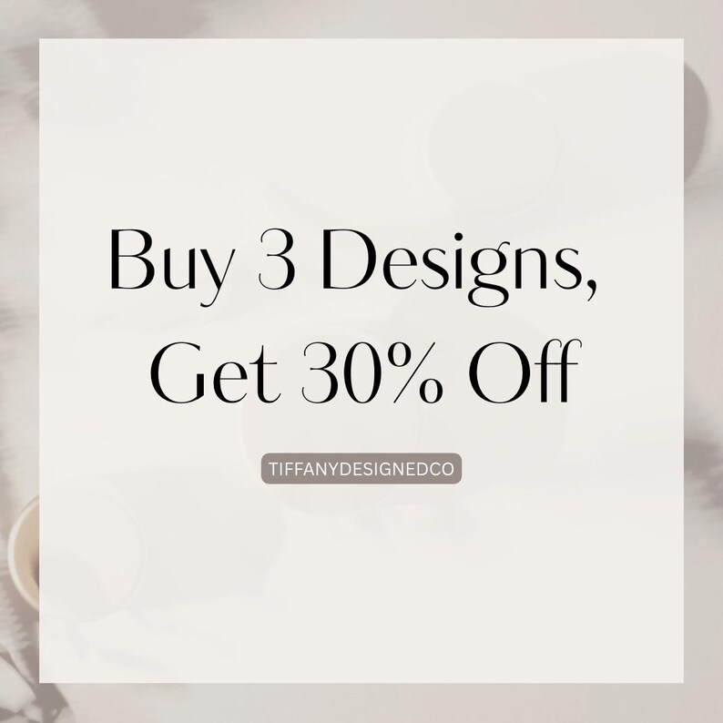 Pu&ograve; includere: Grafica quadrata bianca con testo nero: "Buy 3 Designs, Get 30% Off." La grafica include anche il testo "TIFFANYDESIGNEDCO" in un carattere pi&ugrave; piccolo.