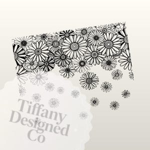 Pu&ograve; includere: Design floreale di margherite in bianco e nero. Il design presenta un gruppo di margherite nella parte superiore, con margherite pi&ugrave; piccole sparse in basso. Il testo "Tiffany Designed Co" &egrave; visibile in basso.