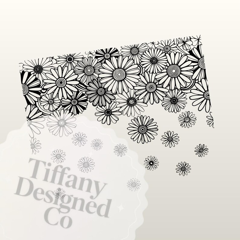 Pu&ograve; includere: Design floreale di margherite in bianco e nero. Il design presenta un gruppo di margherite nella parte superiore, con margherite pi&ugrave; piccole sparse in basso. Il testo "Tiffany Designed Co" &egrave; visibile in basso.