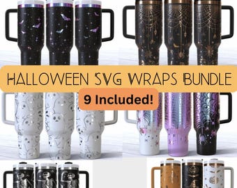 Può includere: Una collezione di tazze da viaggio a tema Halloween con vari disegni, tra cui ragni, pipistrelli, fantasmi e scheletri. Le tazze sono nere, bianche e metalliche, con manico e coperchio. Il testo "HALLOWEEN SVG WRAPS BUNDLE" è visibile.