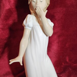 Nao LLadro Garota pronta para dormir bocejando