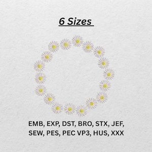Op de afbeelding: Een cirkelvormig borduurontwerp met witte madeliefjes met gele centra. De tekst "6 Sizes" staat boven het ontwerp. Onder het ontwerp staan borduurformaten: EMB, EXP, DST, BRO, STX, JEF, SEW, PES, PEC VP3, HUS, XXX.