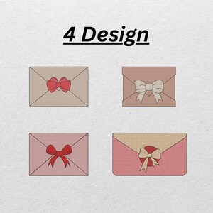 Peut inclure: Quatre modèles d'enveloppes sont présentés, chacun avec un nœud. Les enveloppes sont dans des tons de rose et de beige, avec des nœuds rouges et blancs. Le texte "4 Design" est au-dessus des enveloppes.