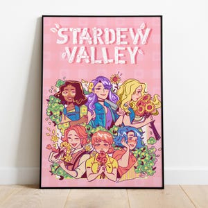Op de afbeelding: Een ingelijste poster met de tekst "Stardew Valley" boven zes ge&iuml;llustreerde personages. De personages zijn omringd door groene bladeren en bloemen, tegen een roze geruite achtergrond.