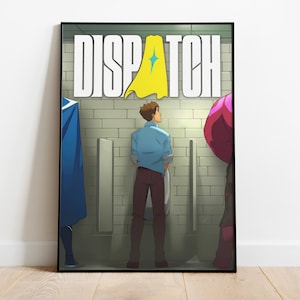Könnte beinhalten: Gerahmter Kunstdruck mit einer Comic-Illustration einer öffentlichen Toilettenszene. Das Wort "DISPATCH" steht über einer Figur in einem blauen Hemd und einer braunen Hose. Zwei weitere Figuren mit Umhängen sind teilweise zu sehen.