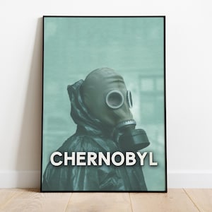 Könnte beinhalten: Ein gerahmtes Poster mit einer Person in Gasmaske und Schutzkleidung. Das Poster hat einen tealfarbenen Hintergrund mit dem Wort "CHERNOBYL" in weißen Buchstaben. Die Gasmaske ist olivgrün.
