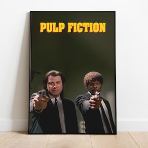 Pode incluir: Um pôster emoldurado com o título do filme "Pulp Fiction" em letras amarelas e vermelhas. Dois homens de terno preto e gravata apontam armas. O fundo é verde escuro.