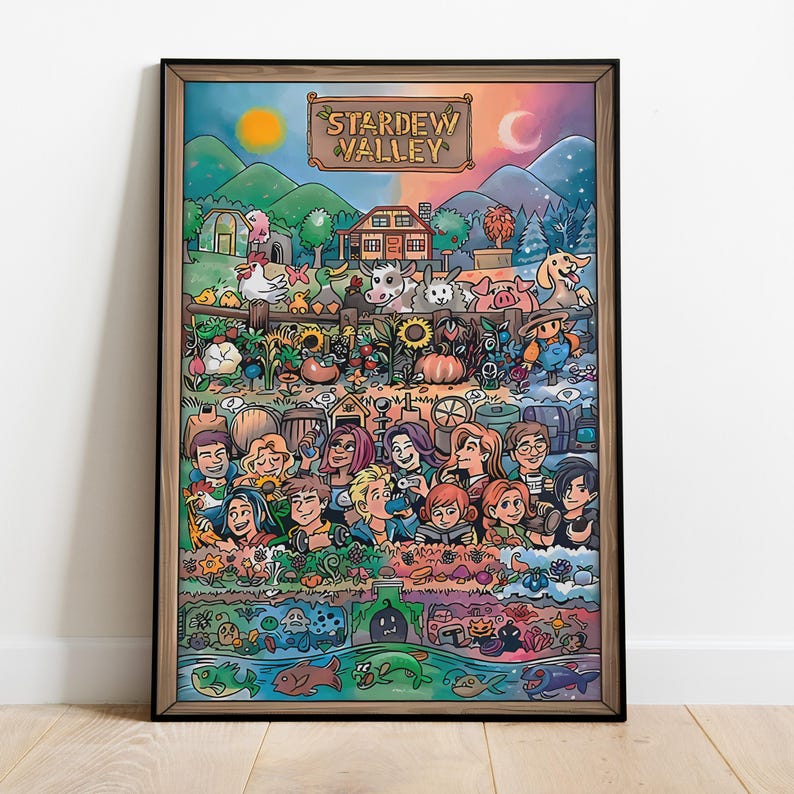 Op de afbeelding: Een ingelijste illustratie van Stardew Valley, met een gesplitste sc&egrave;ne van dag en nacht. De bovenste helft toont een boerderij met dieren, gewassen en een huis. De onderste helft toont verschillende personages en waterleven. Het kunstwerk is kleurrijk en gedetailleerd.