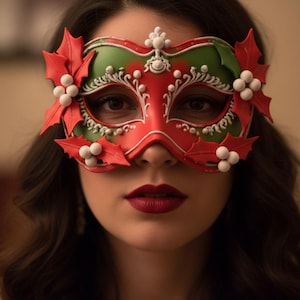 Peut inclure: Un masque de mascarade décoratif rouge et vert avec des accents de feuilles et de baies de houx. Le masque présente des volutes blanches complexes. La personne porte du rouge à lèvres rouge.