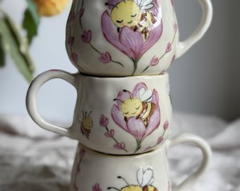 Taza de cerámica pintada a mano con diseño de abeja y lavanda, estilo cottagecore floral.