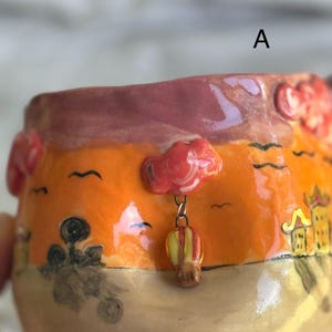 Puede incluir: Un juego de tres tazas de cerámica con un acabado mate moteado. Las tazas son de color crema, marrón claro y marrón oscuro. Cada taza tiene un diseño simple y minimalista y un asa redondeada.