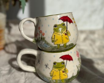 Hand-Painted Frog Ceramic Mug – Yellow Raincoat, Whimsical Coffee Cup