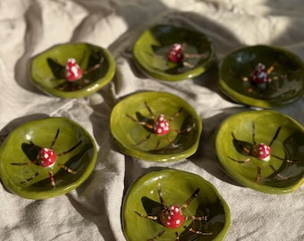 Plato artesanal con diseño de bosque de setas – Soporte para anillos con forma de seta esculpida a mano – Bandeja para baratijas de gres verde oscuro