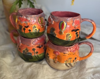 Taza de cerámica esculpida a mano / Taza de cerámica con un paisaje de cuento de hadas y un globo aerostático de ensueño