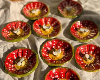 Plato decorativo artesanal con diseño de abeja y flor – Bol de cerámica pintado a mano con forma de flor – Original joyero de gres