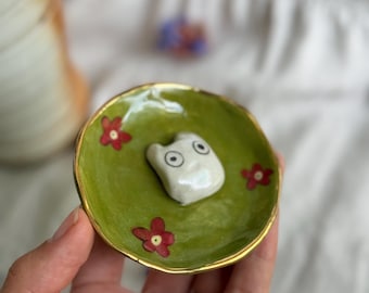 Plato de cerámica para anillos hecho a mano: cuenco con borde dorado para baratijas del espíritu del bosque