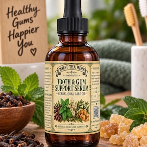 Op de afbeelding: Een amberkleurige glazen druppelfles met What Tha Herb Tooth & Gum Support Serum. Het etiket bevat botanische illustraties van munt, kruidnagel en hars, met tekst over ingrediënten, aanbevolen gebruik en een QR-code voor mondverzorging.
