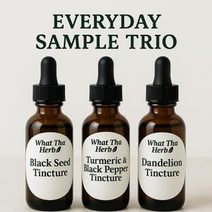 Op de afbeelding: Drie bruine glazen druppelflessen met zwarte doppen en witte etiketten. De etiketten luiden "Black Seed Tincture", "Turmeric & Black Pepper Tincture" en "Dandelion Tincture". De tekst "EVERYDAY SAMPLE TRIO" staat bovenaan.