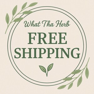 K&ouml;nnte beinhalten: Kreisf&ouml;rmige Grafik mit dem Text "What Tha Herb" und "FREE SHIPPING" in Dunkelgr&uuml;n. Der Text befindet sich in einem doppelt umrandeten Kreis, mit gr&uuml;nen Bl&auml;ttern oben, unten und an den Seiten. Der Hintergrund ist hellbeige.