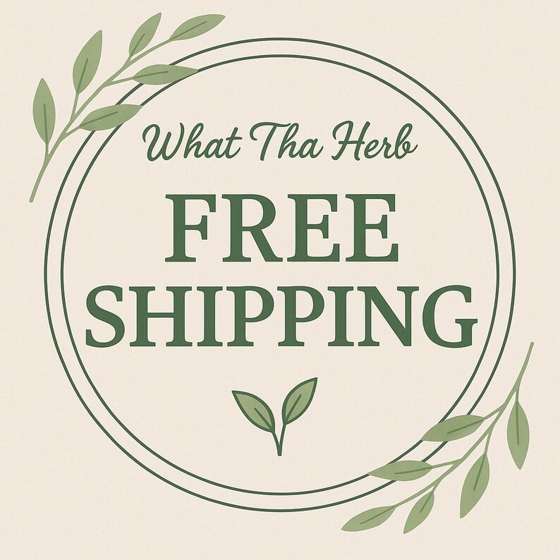 K&ouml;nnte beinhalten: Kreisf&ouml;rmige Grafik mit dem Text "What Tha Herb" und "FREE SHIPPING" in Dunkelgr&uuml;n. Der Text befindet sich in einem doppelt umrandeten Kreis, mit gr&uuml;nen Bl&auml;ttern oben, unten und an den Seiten. Der Hintergrund ist hellbeige.