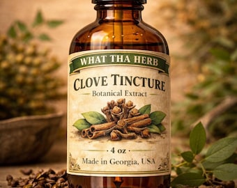 Puede incluir: Una botella de vidrio marrón de tintura de clavo con un tapón cuentagotas negro. La etiqueta dice "WHAT THA HERB CLOVE TINCTURE Botanical Extract" con una ilustración de clavos y palitos de canela. La botella contiene 118 ml y está hecha en Georgia, EE. UU.